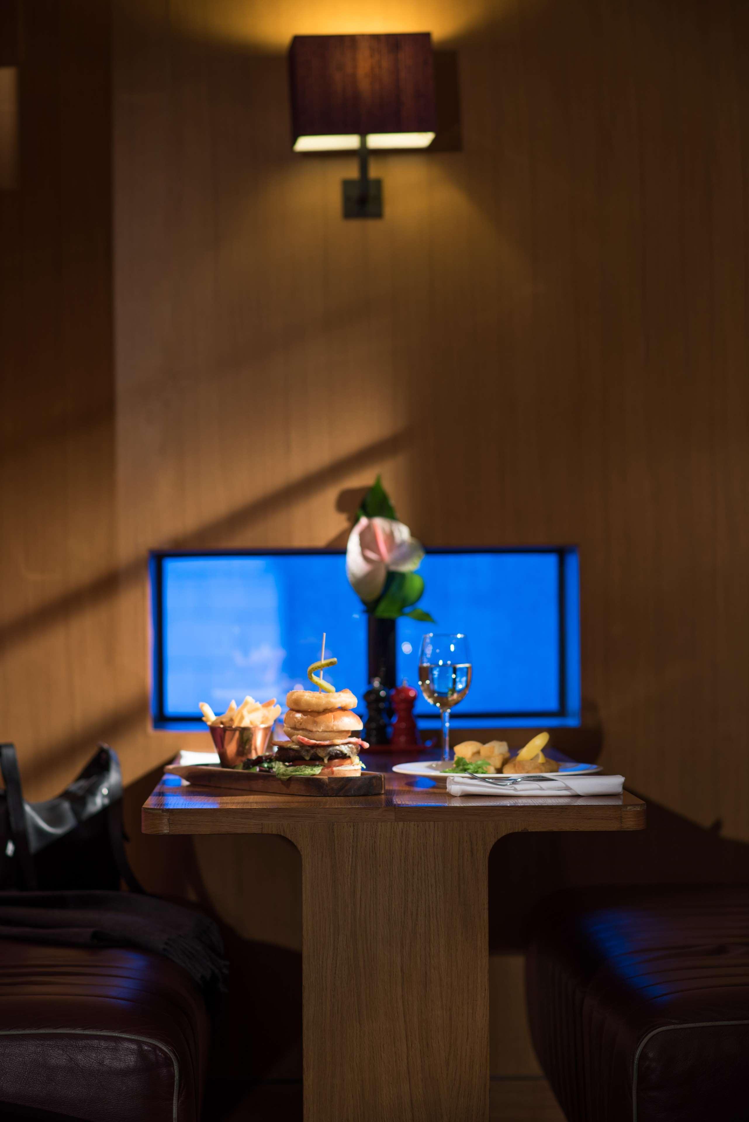 The Fitzwilliam Hotel Belfast Dış mekan fotoğraf Room service