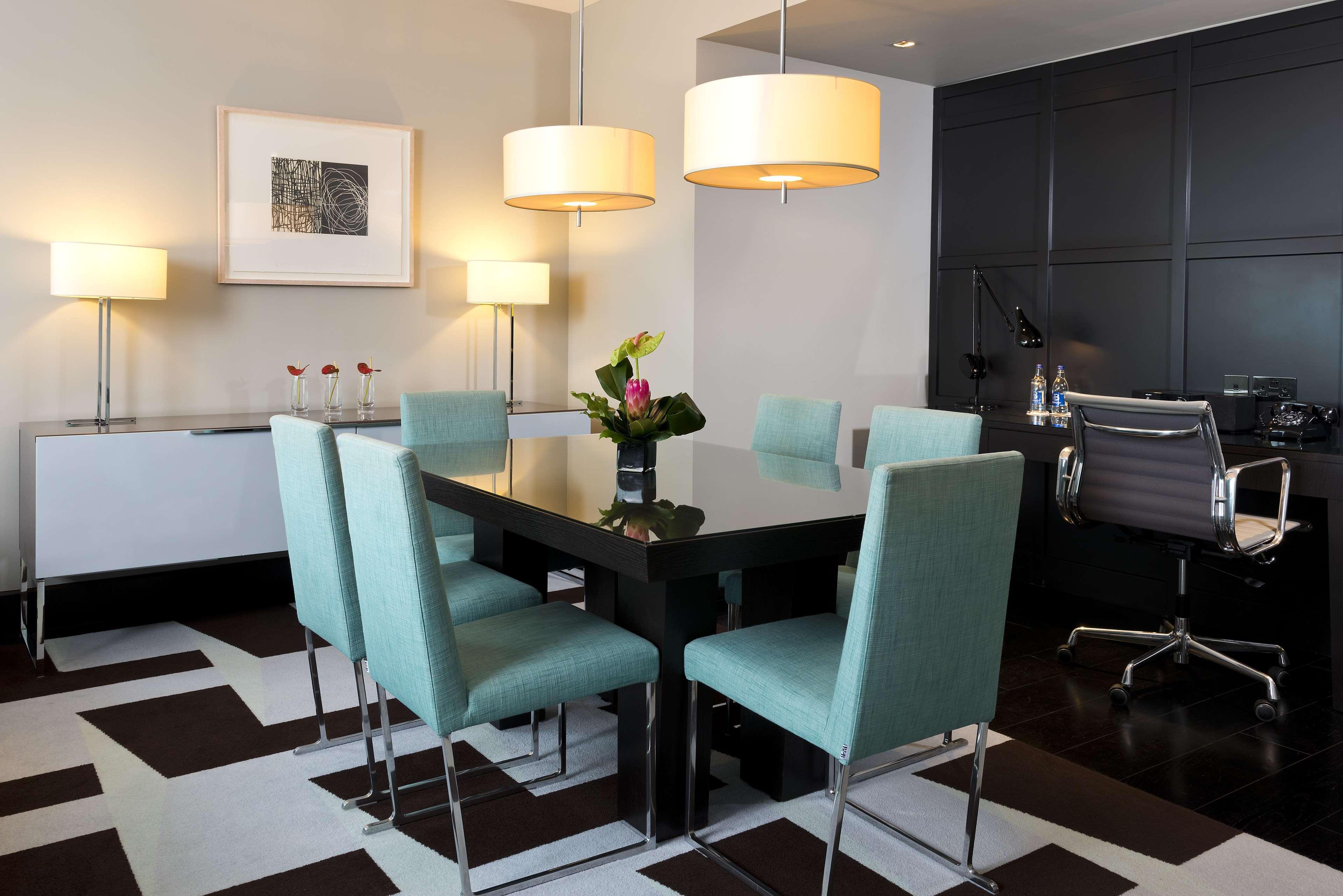 The Fitzwilliam Hotel Belfast Dış mekan fotoğraf A modern dining room