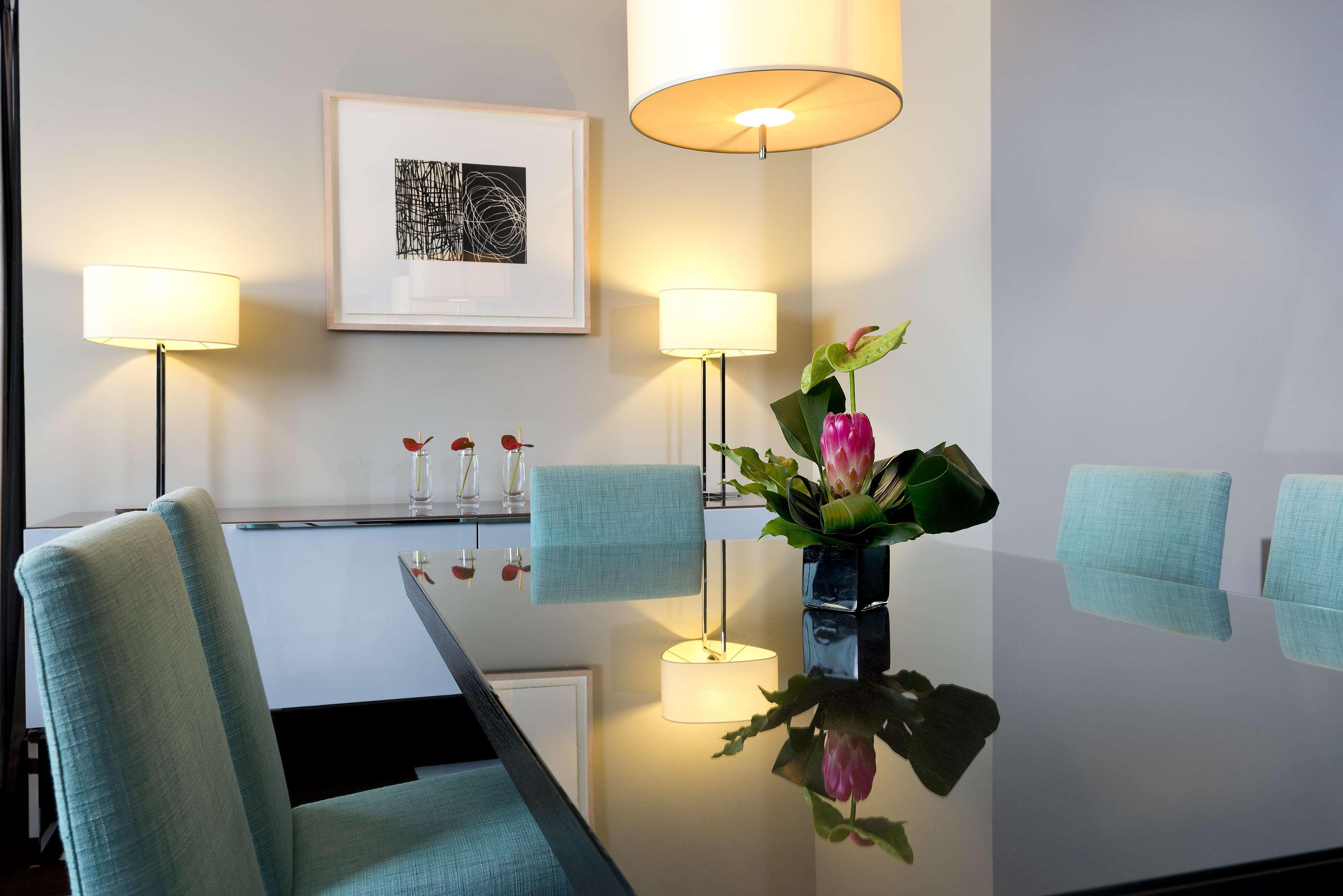 The Fitzwilliam Hotel Belfast Dış mekan fotoğraf A table lamp