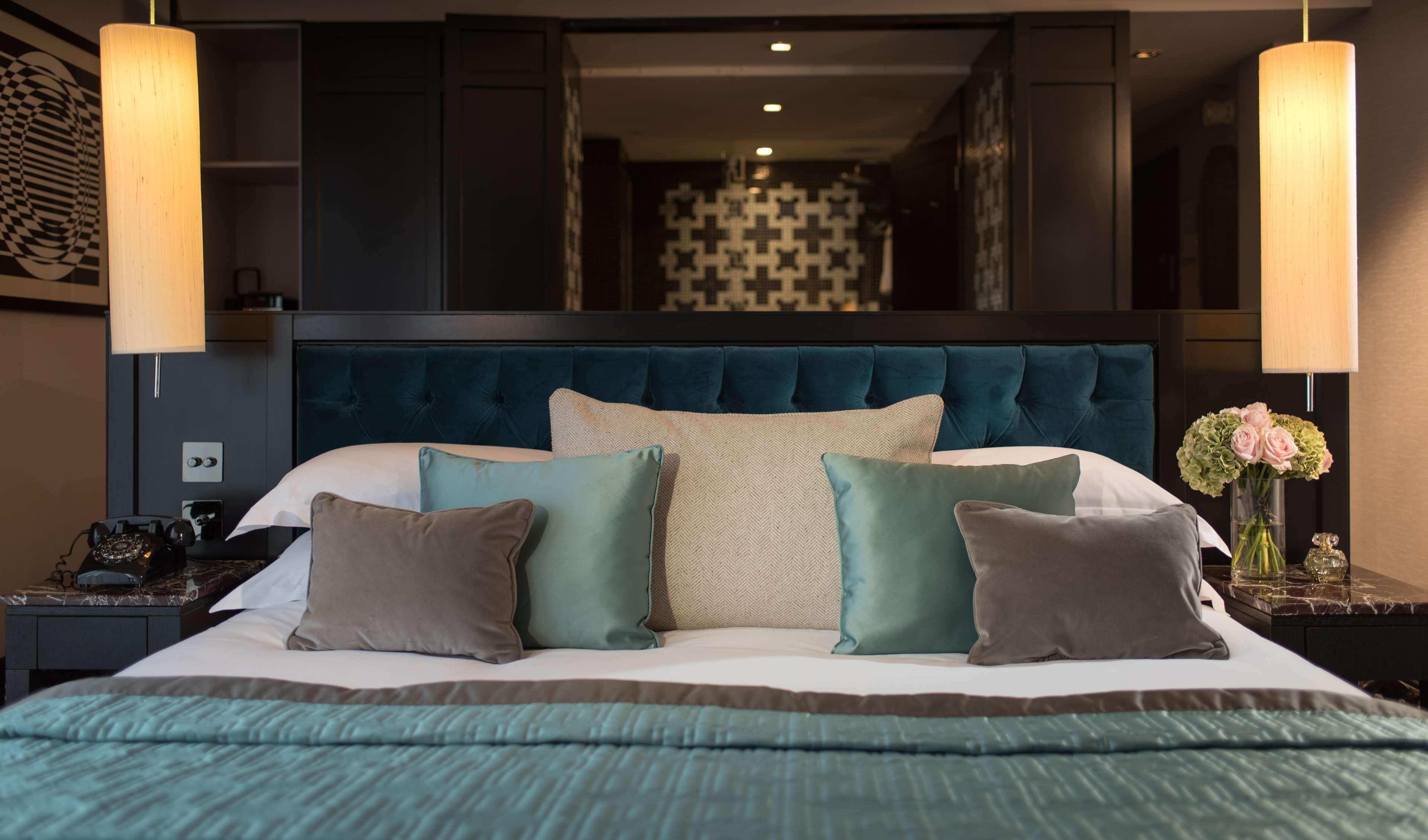 The Fitzwilliam Hotel Belfast Dış mekan fotoğraf A bedroom at the hotel