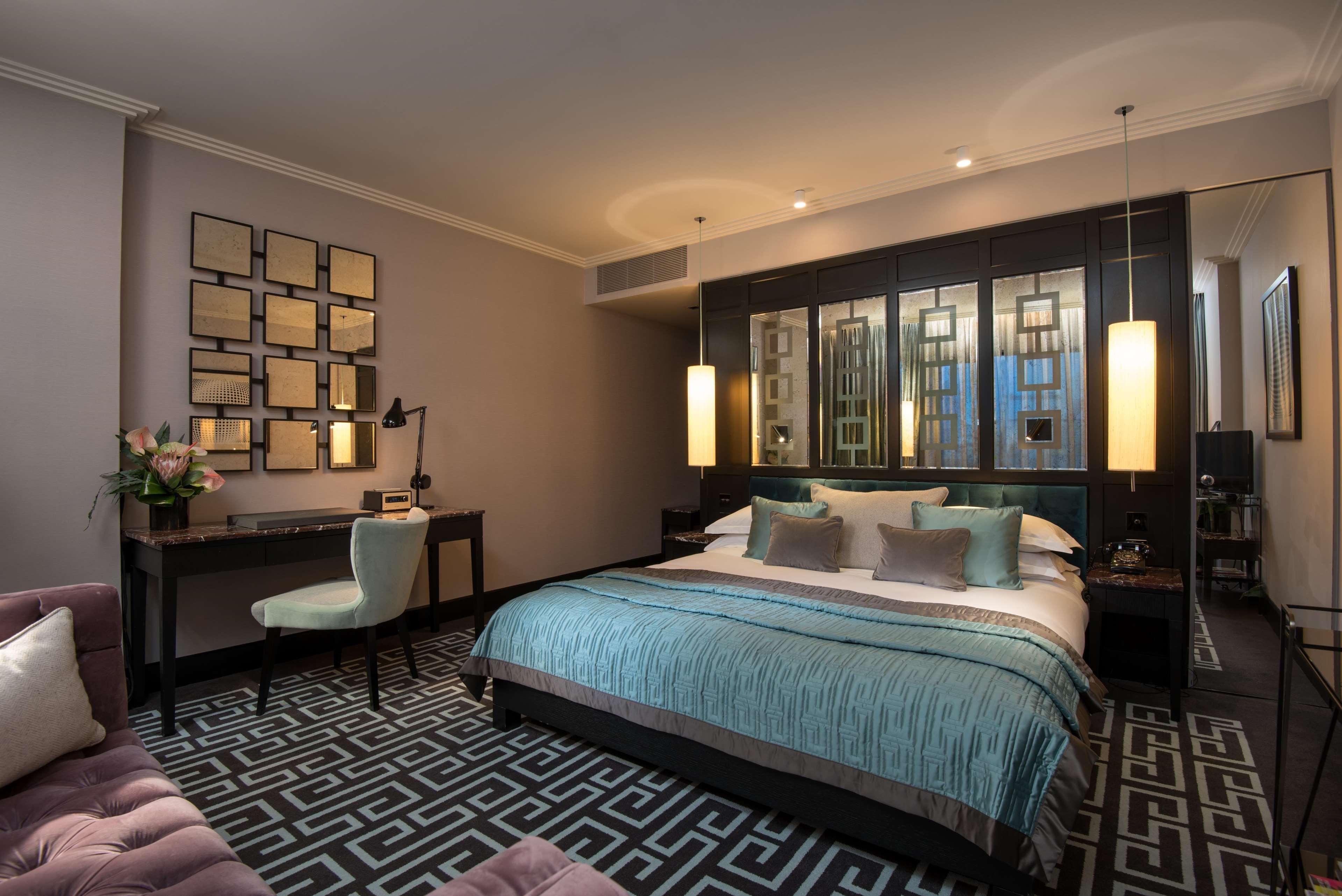 The Fitzwilliam Hotel Belfast Dış mekan fotoğraf A bedroom at the hotel