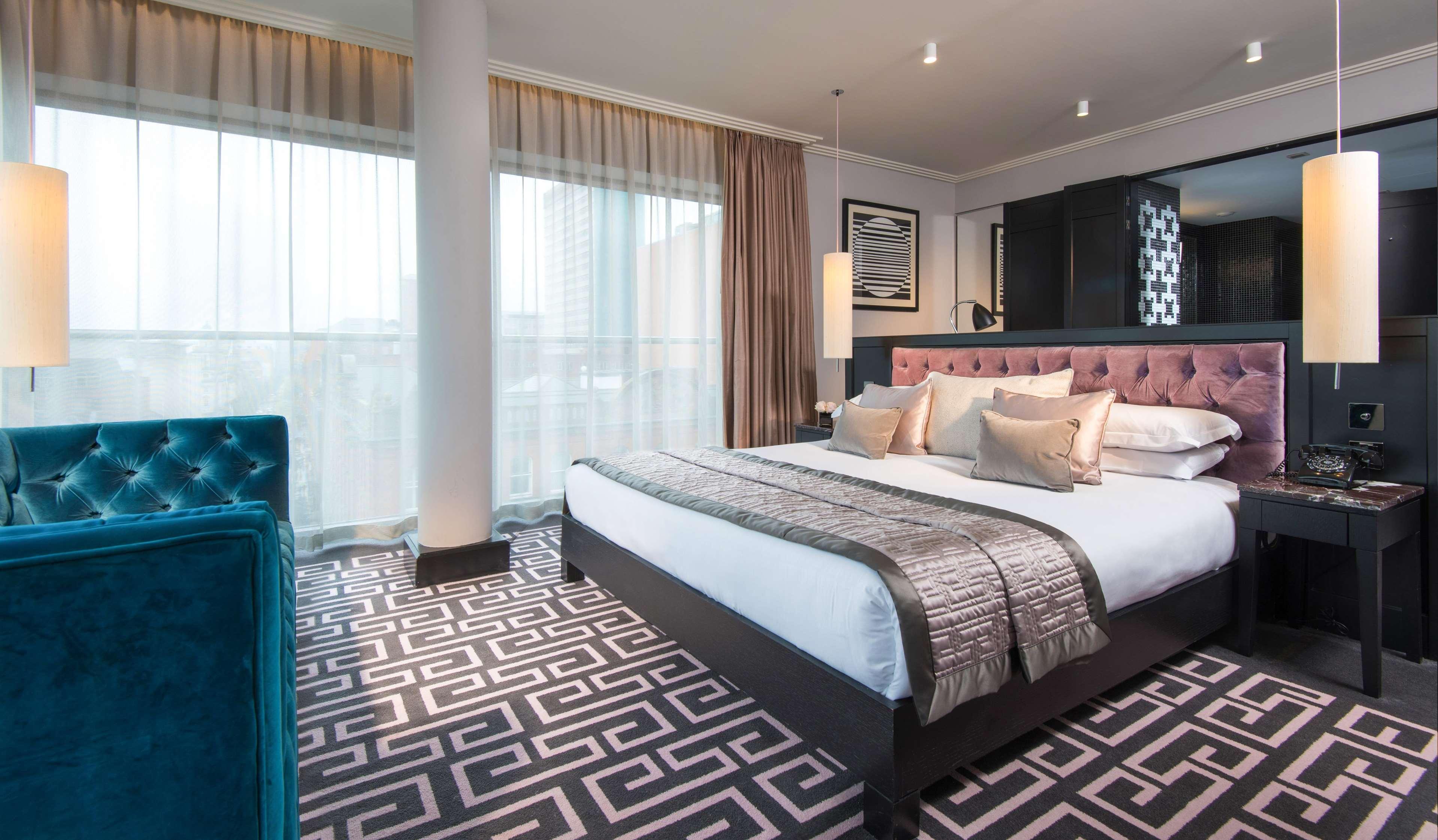 The Fitzwilliam Hotel Belfast Dış mekan fotoğraf A bedroom at the hotel