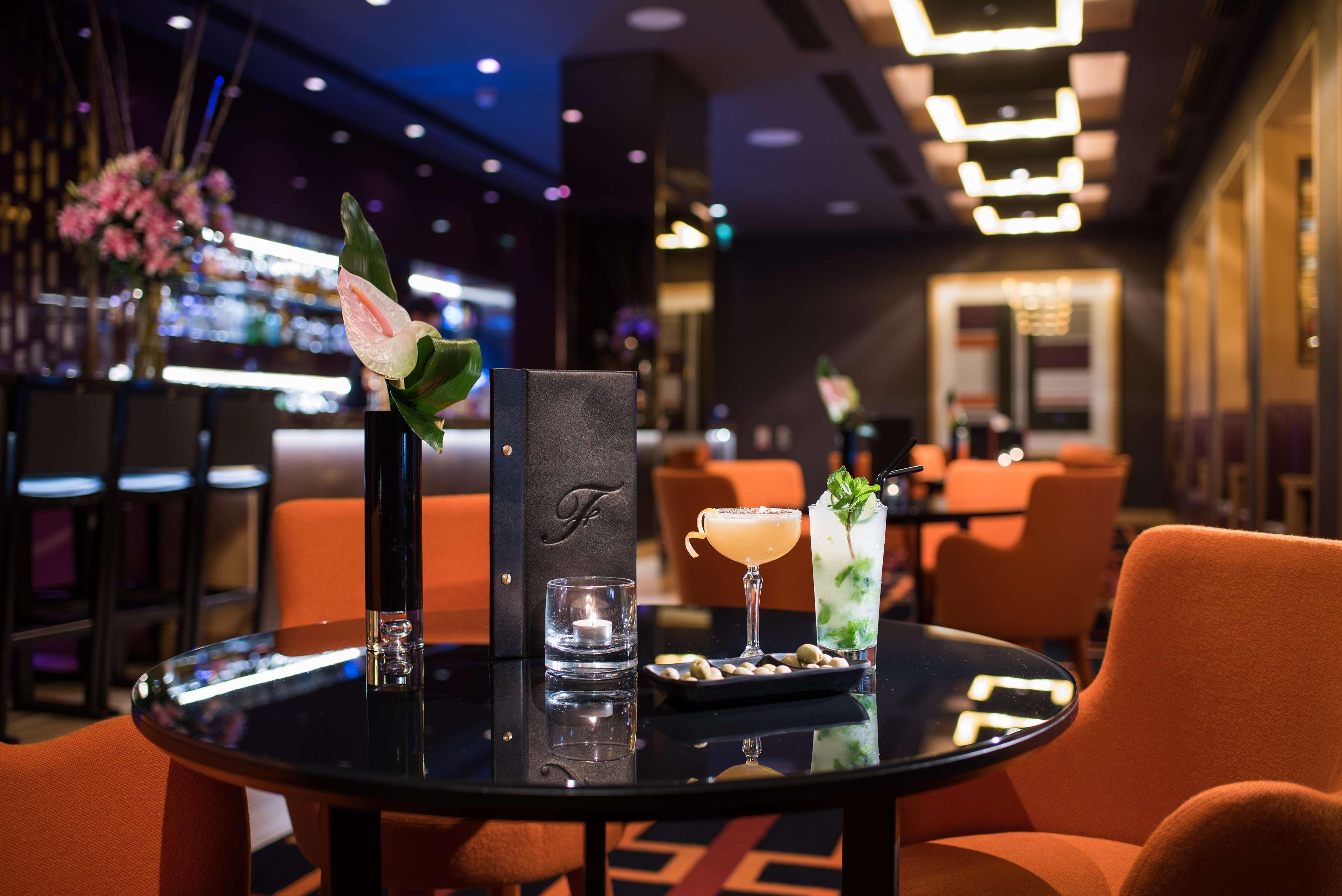 The Fitzwilliam Hotel Belfast Dış mekan fotoğraf The bar at the hotel