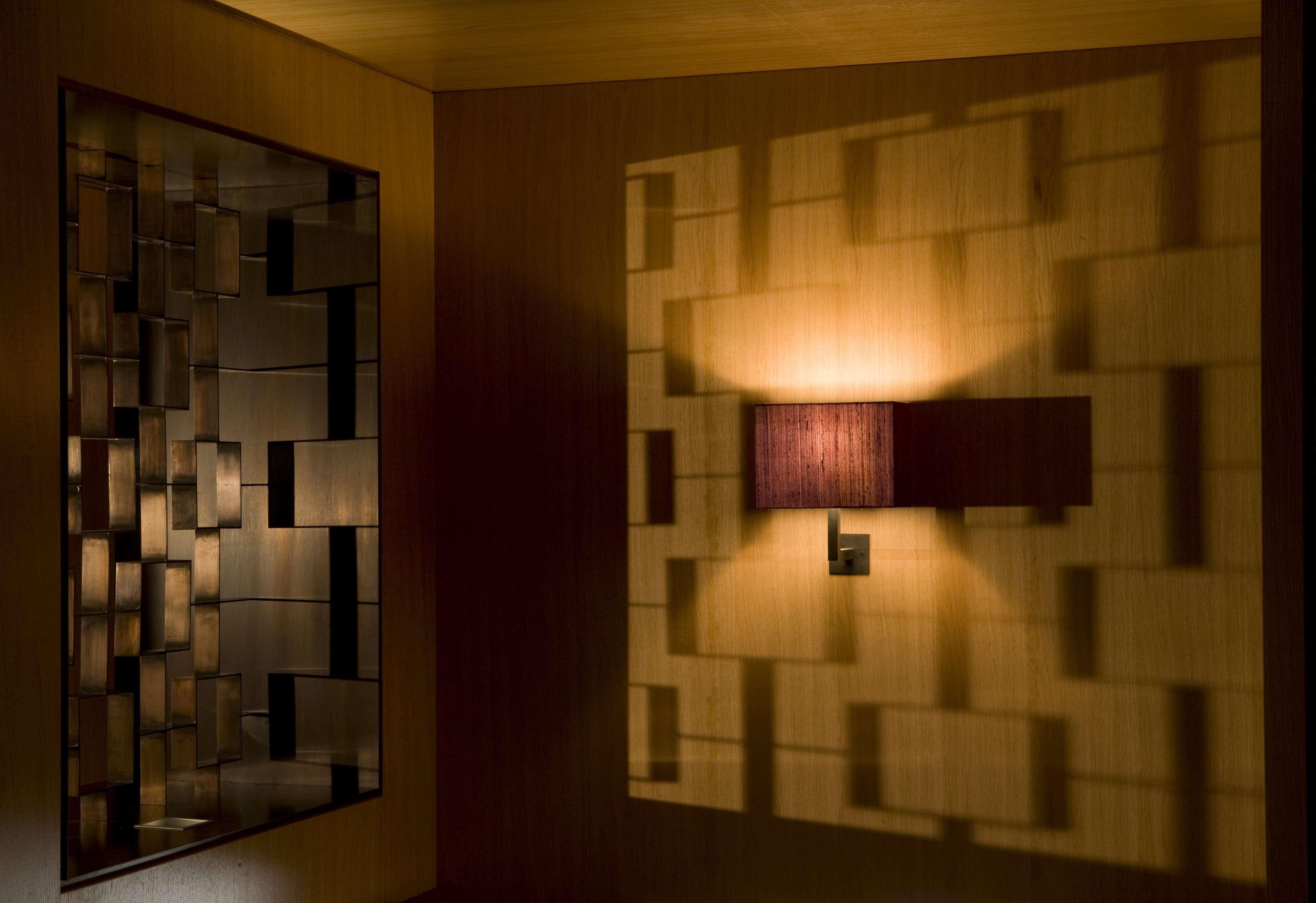 The Fitzwilliam Hotel Belfast Dış mekan fotoğraf A wall light