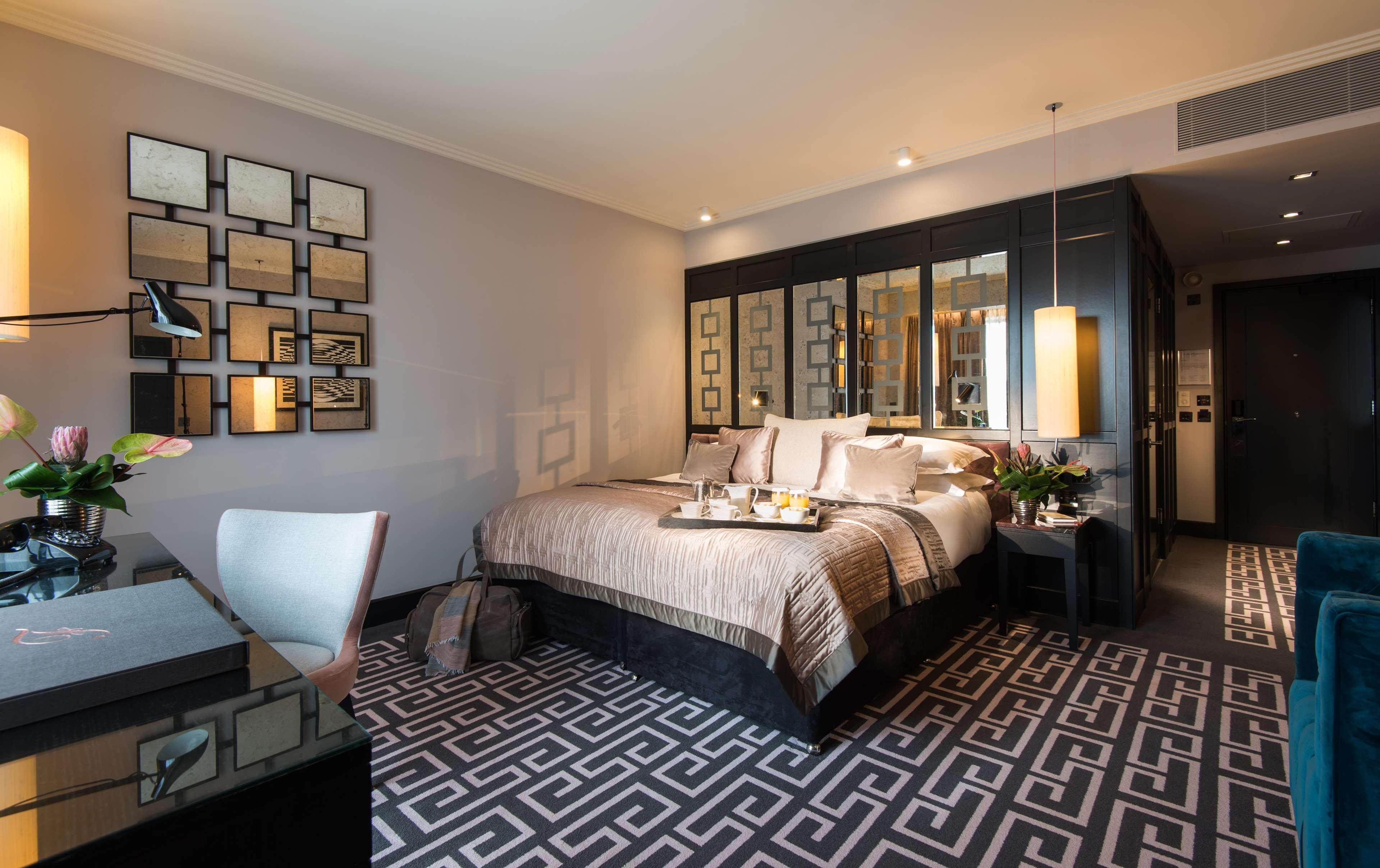 The Fitzwilliam Hotel Belfast Dış mekan fotoğraf A bedroom at The Savoy