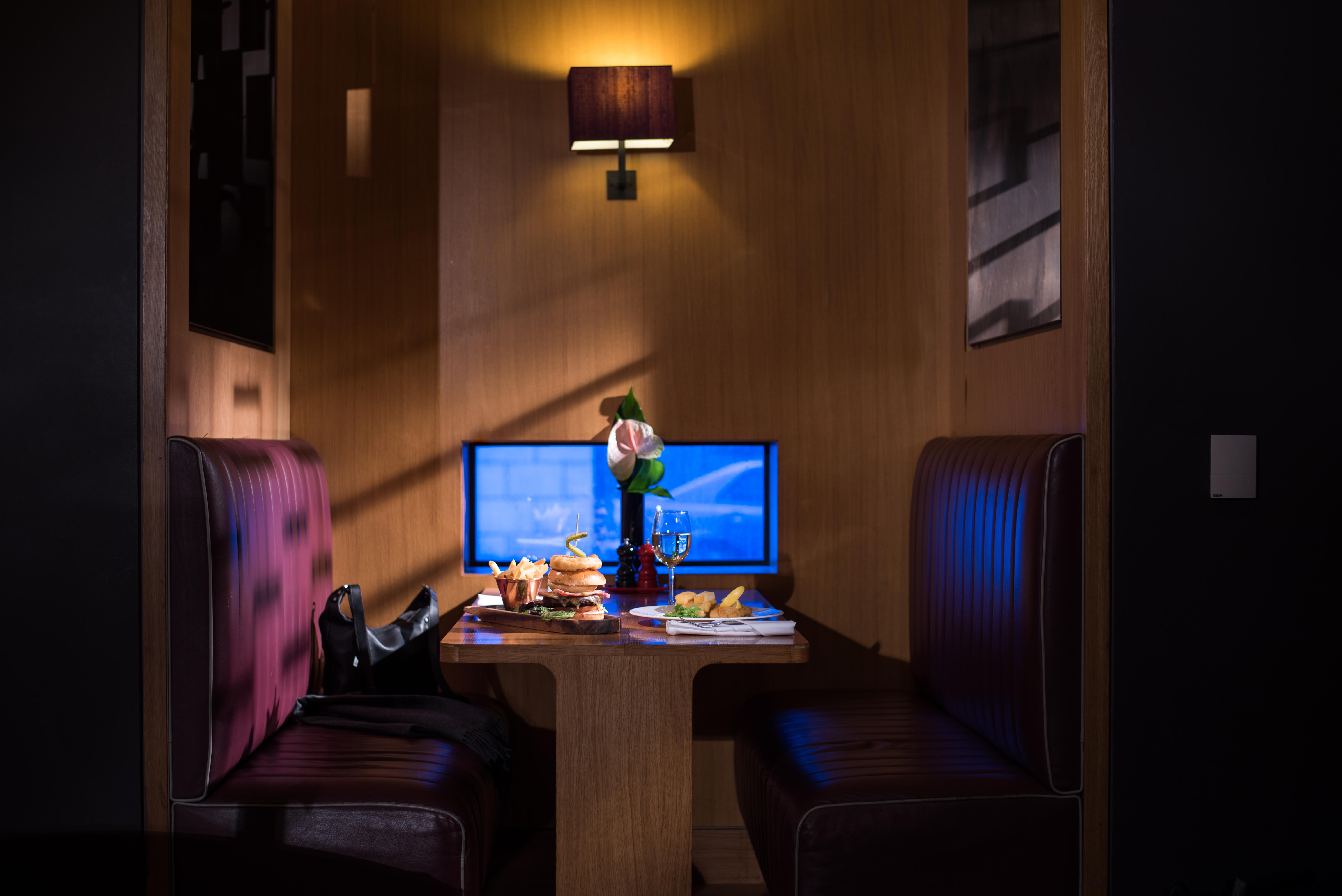 The Fitzwilliam Hotel Belfast Dış mekan fotoğraf A private booth at the restaurant
