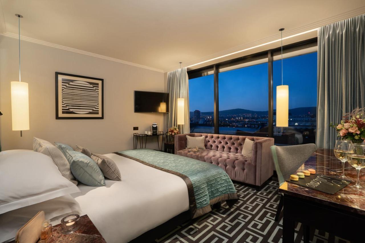 The Fitzwilliam Hotel Belfast Dış mekan fotoğraf A bedroom at the hotel